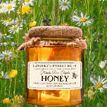 Vintage Bee Honey Étiquette Main Bouteille Livrais<br><div class="desc">Le design central présente une illustration vintage d'abeille au miel. Personnalisez avec votre nom,  adresse et description du miel (brut,  embouteillé à la main,  source unique,  etc.). Incluez également votre poids net miel. Conversions de poids net miel : 8oz (227g),  12oz (340g),  16oz (454g),  32oz (907g),  5lb (2, 27kg).</div>