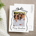 Vintage Black Bow Joyeux Noël Photo<br><div class="desc">Célébrez la saison des Fêtes avec cette charmante carte postale de Noël avec la photo de votre famille encadrée d'un arc noir et d'un ruban festif sur un arrière - plan blanc immaculé. "Joyeux Noël" est écrit élégamment dans un charmant script manuscrit noir, avec espace pour personnaliser votre nom de...</div>