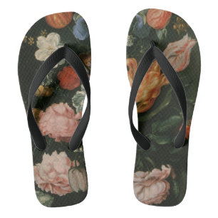 Vintage bloem barok, vaas met bloemen in een nis teenslippers