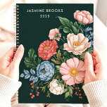 Vintage Botanique Floral Nom personnalisé<br><div class="desc">Ce superbe design présente un agencement botanique d'inspiration vintage avec des fleurs éclatantes dans les tons rose, bleu et crème contre un riche arrière - plan vert. Personnalisé avec un nom personnalisé et l'année 2025, il apporte une élégance intemporelle à l'organisation quotidienne. Idéal pour les amoureux de la nature, les...</div>