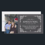 Vintage Chalkboard Noël Cartes photos de vacances<br><div class="desc">Cette conception comporte une bordure en dentelle joliment ornée. L'arrière - plan est gris tableau noir. Il dit Joyeaux Noel mais vous pouvez changer le salut en "Joyeux Noël". Ajoutez votre photo pour une touche personnelle.</div>