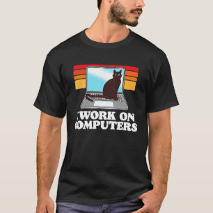 Vintage I werk aan computersystemen met zwarte kat T-shirt