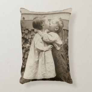 Vintage liefdesfoto van kinderen die in een tuin k accent kussen