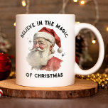 Vintage Noël Père Noël Mug<br><div class="desc">Cette tasse de vacances présente un Père Noël vintage avec les mots,  Croyez en la magie de Noël. Remplir avec du cacao ou des gâteries,  et il fera un cadeau amusant pour Noël. Conçu pour vous par Blackberry Boulevard.</div>
