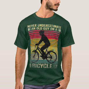 Vintage onderschat nooit een oude man op een fiets t-shirt