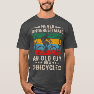 Vintage onderschat nooit een oude man op een fiets t-shirt