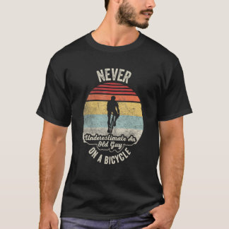 Vintage onderschat nooit een oude man op een fiets t-shirt