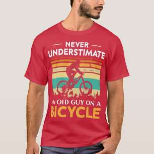 Vintage onderschat nooit een oude man op een fiets t-shirt