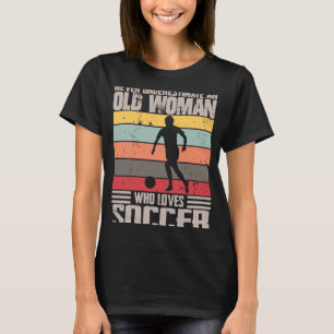 Vintage onderschat nooit een oude vrouw die er van t-shirt