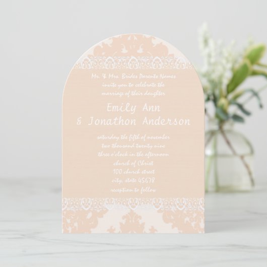 Vintage Peach Damask Monogramme Mariage Invitation (Debout devant)