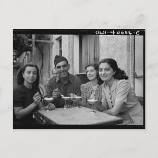 Vintage photo of people eating ice cream briefkaart