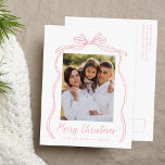 Vintage Pink Bow Joyeux Noël Photo<br><div class="desc">Célébrez la saison des Fêtes avec cette charmante carte postale de Noël avec la photo de votre famille encadrée par un arc rose et un ruban festif sur un arrière - plan blanc immaculé. "Joyeux Noël" est écrit élégamment dans un charmant script manuscrit rose, avec espace pour personnaliser votre nom...</div>