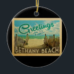 Vintage voyage ornement de plage de Bethany<br><div class="desc">Ce design de carte postale vintage de Greuty From Bethany Beach dispose d'une plage de sable avec une belle eau turquoise de l'océan et au-dessus de la mer,  un ciel bleu avec des nuages blancs lustrés. Dans un style de voyage vintage.</div>