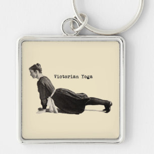 Vintage yogavrouw doet omhoogkijkende hondhouding sleutelhanger