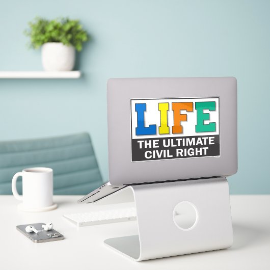 Vinyl sticker with a bold design. (Laptop op bureau)