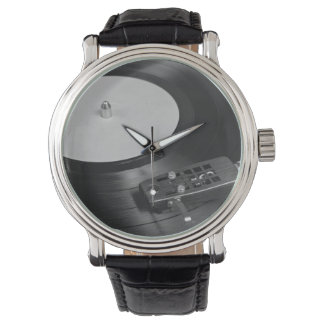 Vinylrecord afspelen op overzicht Platenspeler Horloge