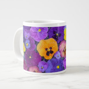 Viola bloemen drijvend in vogelbad met dauw extra grote mok
