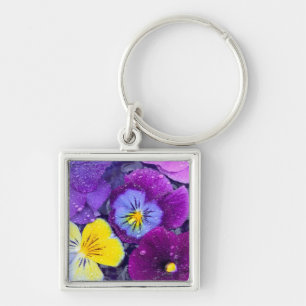 Viola bloemen drijvend in vogelbad met dauw sleutelhanger
