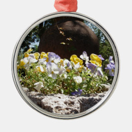 Violas In Een Stenen Bak. Metalen Ornament