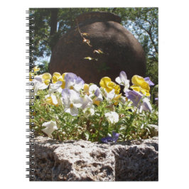 Violas In Een Stenen Bak. Notitieboek