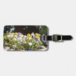 Violas in een stenen trog. bagagelabel