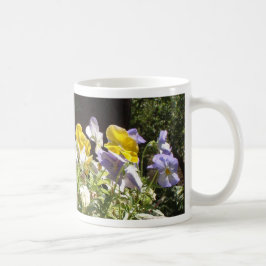 Violas in een stenen trog. koffiemok
