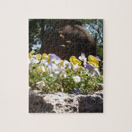 Violas in een stenen trog. legpuzzel