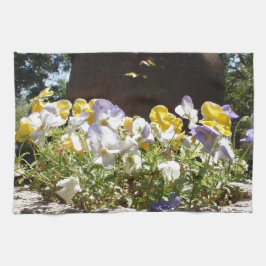 Violas in een stenen trog. theedoek