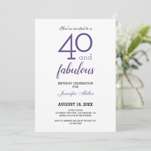 Violet 40 et fabuleuse invitation d'anniversaire (Debout devant)