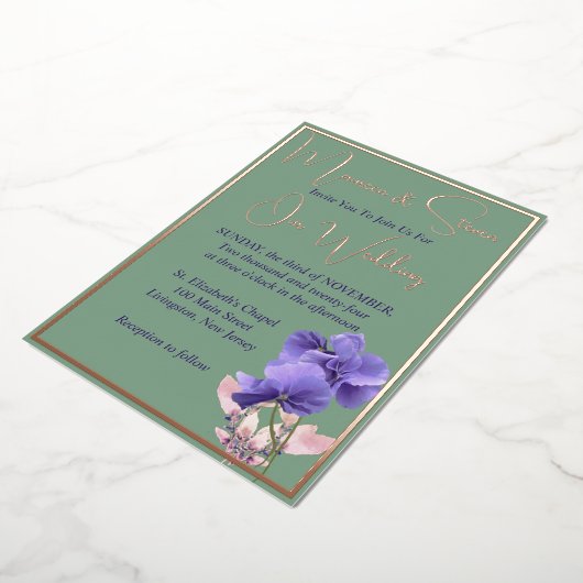 Violet bloemen op groene bruiloft folie uitnodiging (Gedraaid)