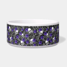 Violet bloemen, schedels en kant