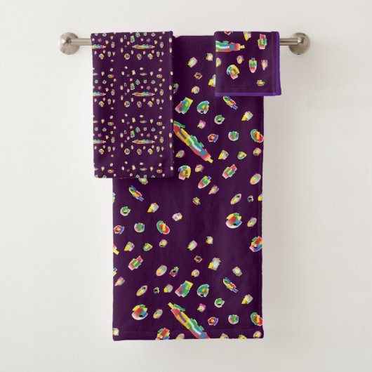 Violet foncé avec petit motif d'art abstrait varié (En situation)