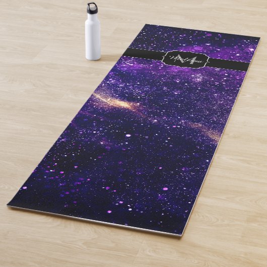 Violet paarse abstracte galaxy Custom Monogram Yogamat (In situ)