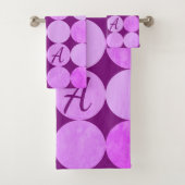 Violet, Paarse magenta & roze cirkels Monogram Bad Handdoek (Insitu)