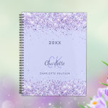 Violet parties scintillant monogramme initiales sc<br><div class="desc">Un arrière - plan violet,  couleur lavande,  décoré avec de la poussière de parties scintillant imitation. Personnalisez et ajoutez votre prénom,  vos initiales monographiques,  votre nom complet et une année.</div>