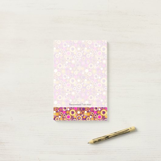 Violet Polka Dot Pattern Post-it® Notes (Op bureau)