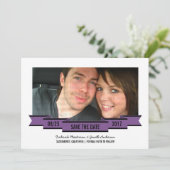 Violet ruban photo Enregistrer la date Invitation (Debout devant)