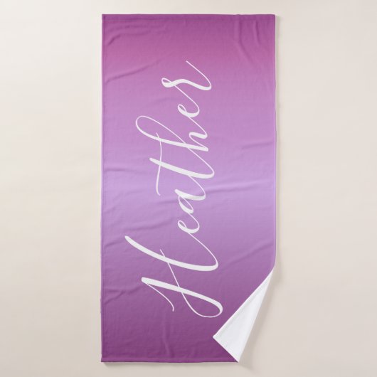 Violet violet et script blanc personnalisé (Serviette de bain)