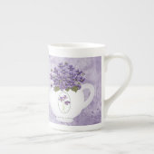 Violettes Dans La Mug De Chine Os De Théâtre (Droite)