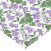 Violettes de mauve sur nappes florales blanches su (Angle)