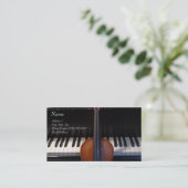 Violon sur le carte de visite de piano (Debout devant)
