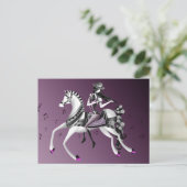 Violoniste à Cheval Carte Postale Mauve (Debout devant)