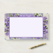 Viooltjes in een maanpot post-it® notes (Op bureau)