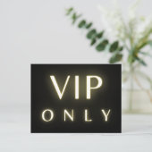 Vip only neon glowing luxe text design briefkaart (Staand voorkant)