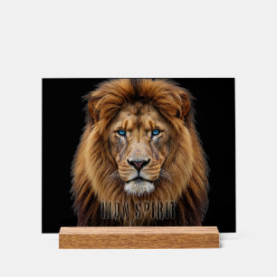 Visage de lion majestueux aux yeux bleus Faune A