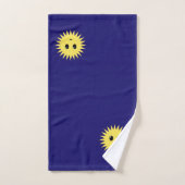 Visage de soleil heureux moderne sur fond bleu mar (Serviette à main)
