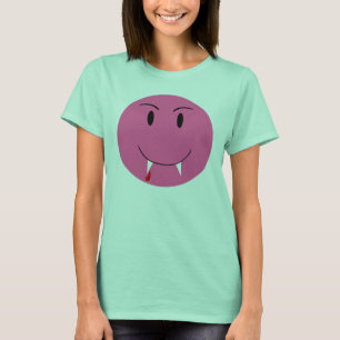 Visage rose avec le T-shirt de crocs de vampire