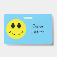 Visage Souriant Classique avec Badge de Prénom et