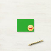 Visage souriant sur un Post-It vert (Sur un bureau)