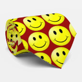 Visage sur la cravate rouge d'arrière - plan (Roulé)